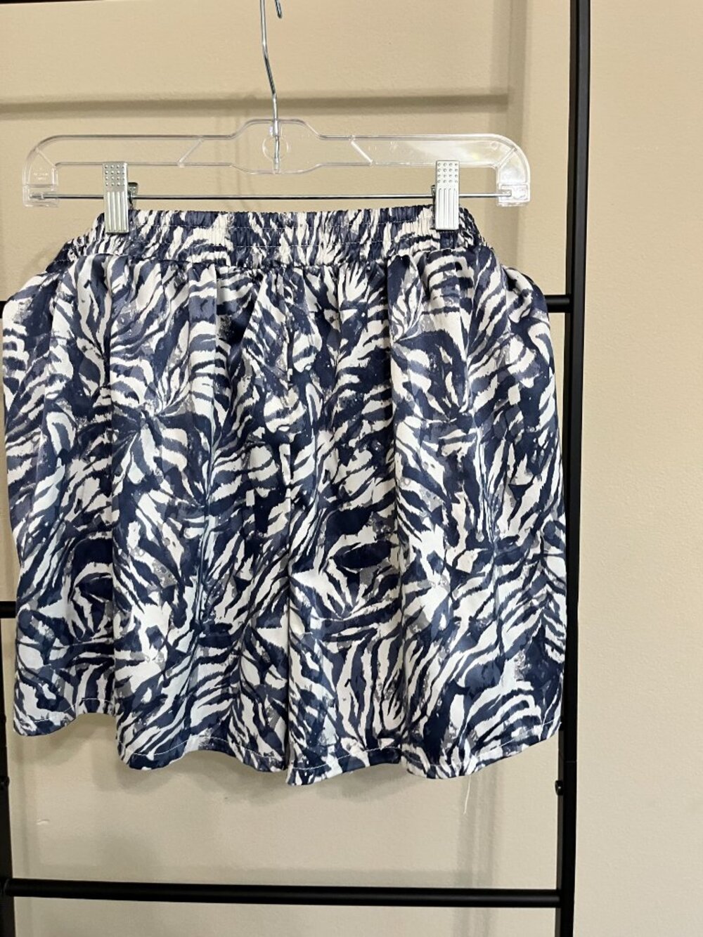 BCBGMAXAZRIA Shorts Resortwear Quiet Luxury Satin Feel XL - Picture 8 of 10